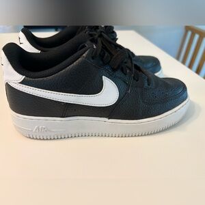 Nike Air Force 1 black/ white youth 6.5 (fits women’s 8-8.5)
